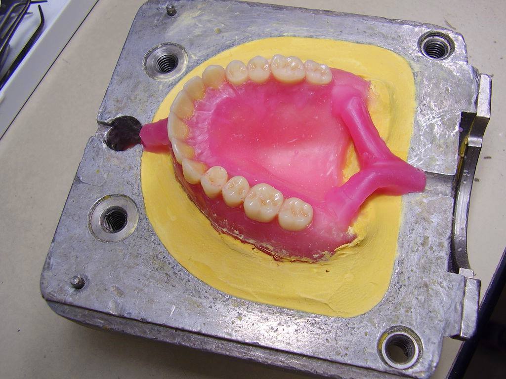What are the steps to make complete dentures?